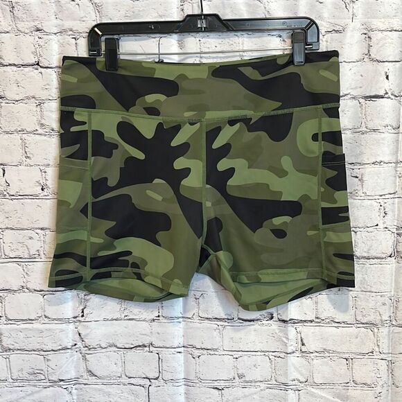 Zyia Light n Tight Hustle Camo Bike Shorts Size 4X - Picture 1 of 6